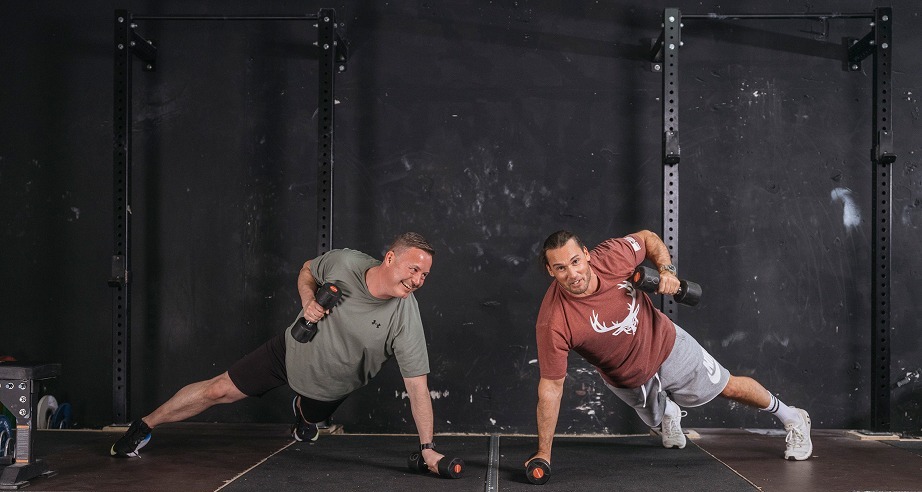 Personal Training – Zwei Männer beim Hanteltraining im Fitnessstudio Düsseldorf